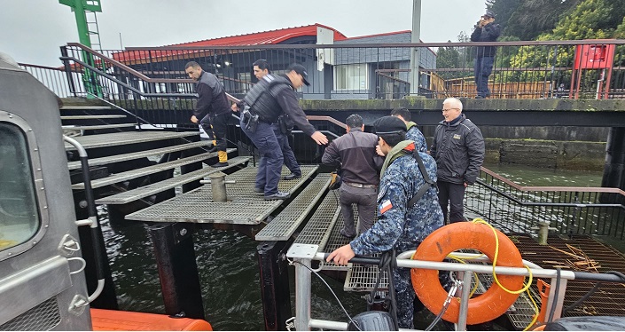 Corral: Barcaza con cuatro tripulantes naufragó en el sector de San Carlos