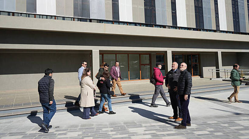 Autoridades inspeccionan obras de reposición del edificio consistorial de Angol