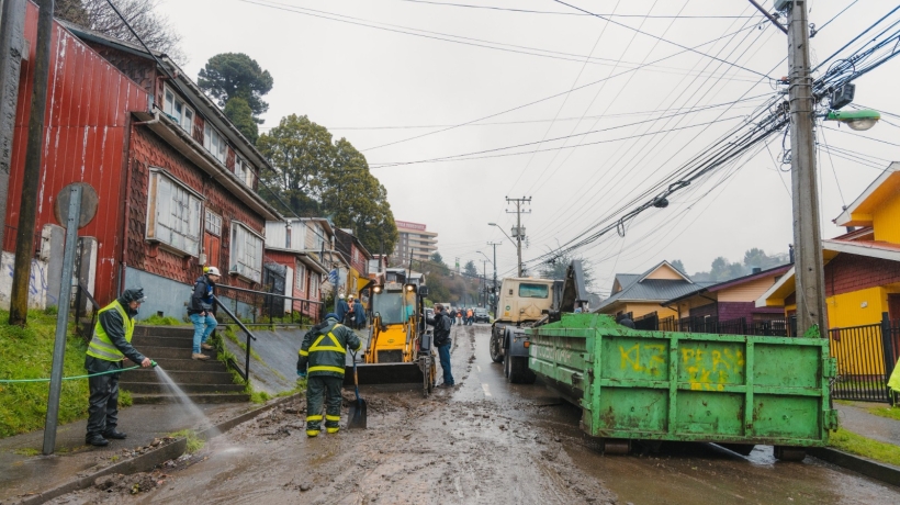 [FOTOS] Quince familias tuvieron que ser evacuadas por derrumbe en población Modelo de Puerto Montt