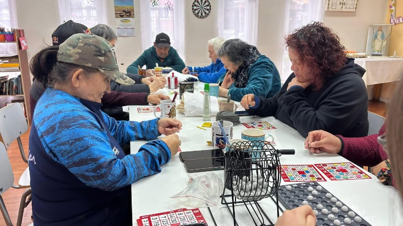 Bingo comunitario en el salón del condominio de las Casas Tuteladas
