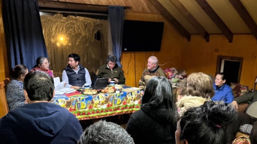 Alcalde de Ancud se reúne con vecinos de Mechaico para abordar problemáticas locales