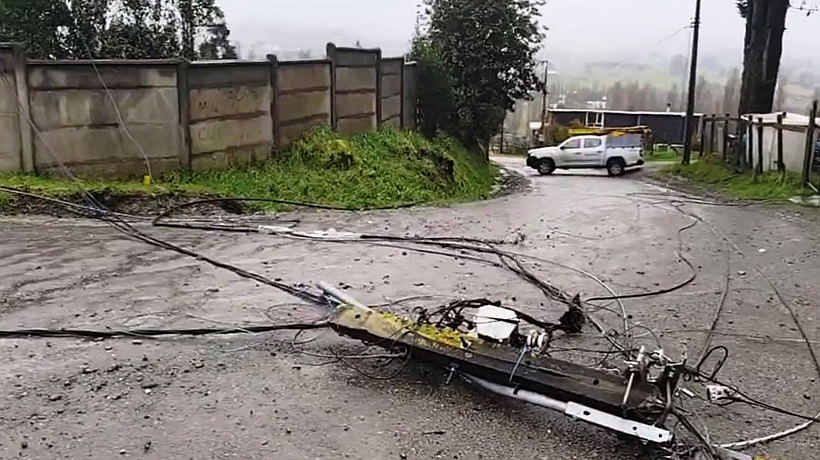Camión arrasó con postes en Castro y dejó sin energía eléctrica a un centenar de familias