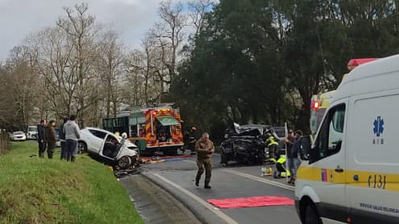 Colisión frontal en ruta de Frutillar dejó a una mujer fallecida y otros cuatro heridos