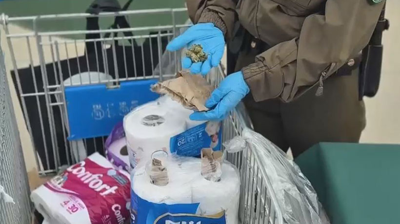 Carabineros sorprende a comerciante ambulante con drogas ocultas tubos de papel higiénico en Valparaíso