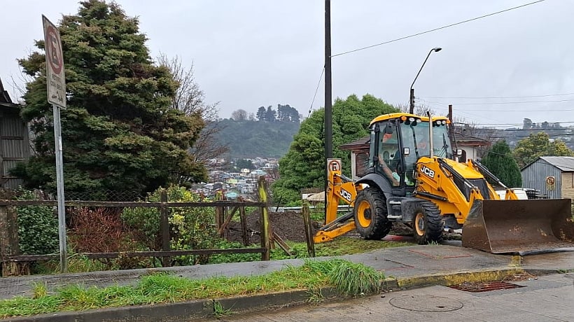 Abren investigación por rotura de matriz de agua en Puerto Montt y derrumbe de material sobre 8 casas