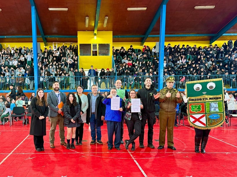 Celebran convenio para mejoras en el Colegio Teniente Merino de Valdivia