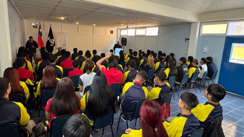 Un total de 60 estudiantes del Instituto del Mar “Carlos Condell” en Iquique acceden a curso de manejo de grúa horquilla Un total de 60 estudiantes del Instituto del Mar “Carlos Condell” en Iquique acceden a curso de manejo de grúa horquilla