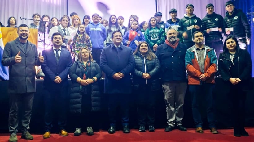 Treinta jóvenes talentos de Calbuco recibieron becas deportivas Treinta jóvenes talentos de Calbuco recibieron becas deportivas