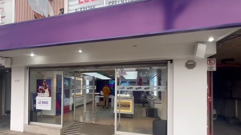 Delincuentes robaron siete celulares de alta gama en sucursal WOM de Castro