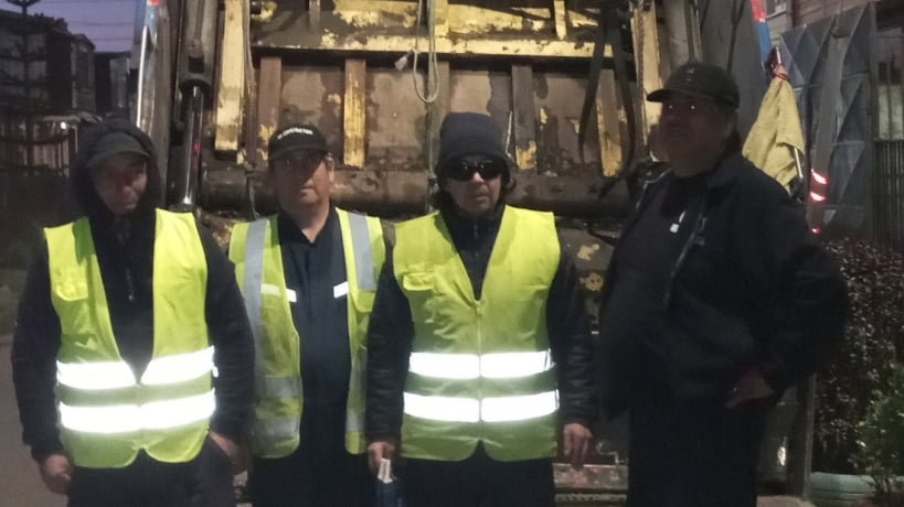 Reconocen a equipo de recolección de basura de Llanquihue por hallar billetera y devolverla
