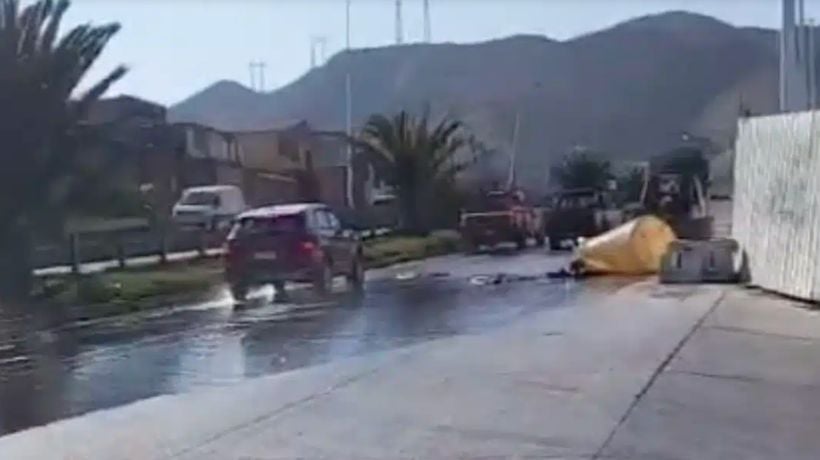 Volcamiento de camión causó derrame de combustible en avenida Salvador Allende en Antofagasta: Bomberos trabaja en el lugar