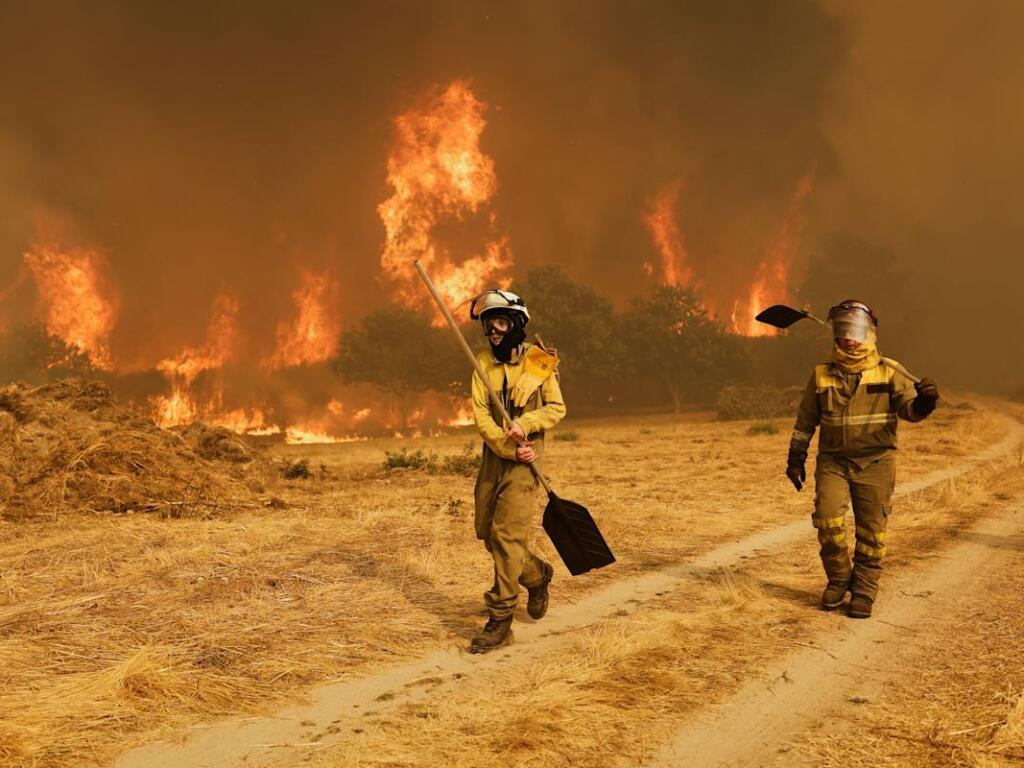 España lucha contra el fuego con tres muertos, varios detenidos y ayuda de la UE