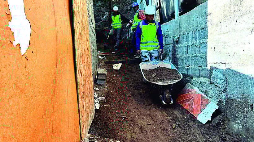 Insostenible: Filtraciones de agua en Población Miramar persisten y generan preocupación entre vecinos