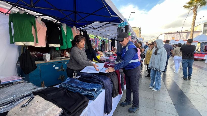 Municipalidad de Antofagasta intensifica fiscalización en Plaza Sotomayor para frenar comercio irregular