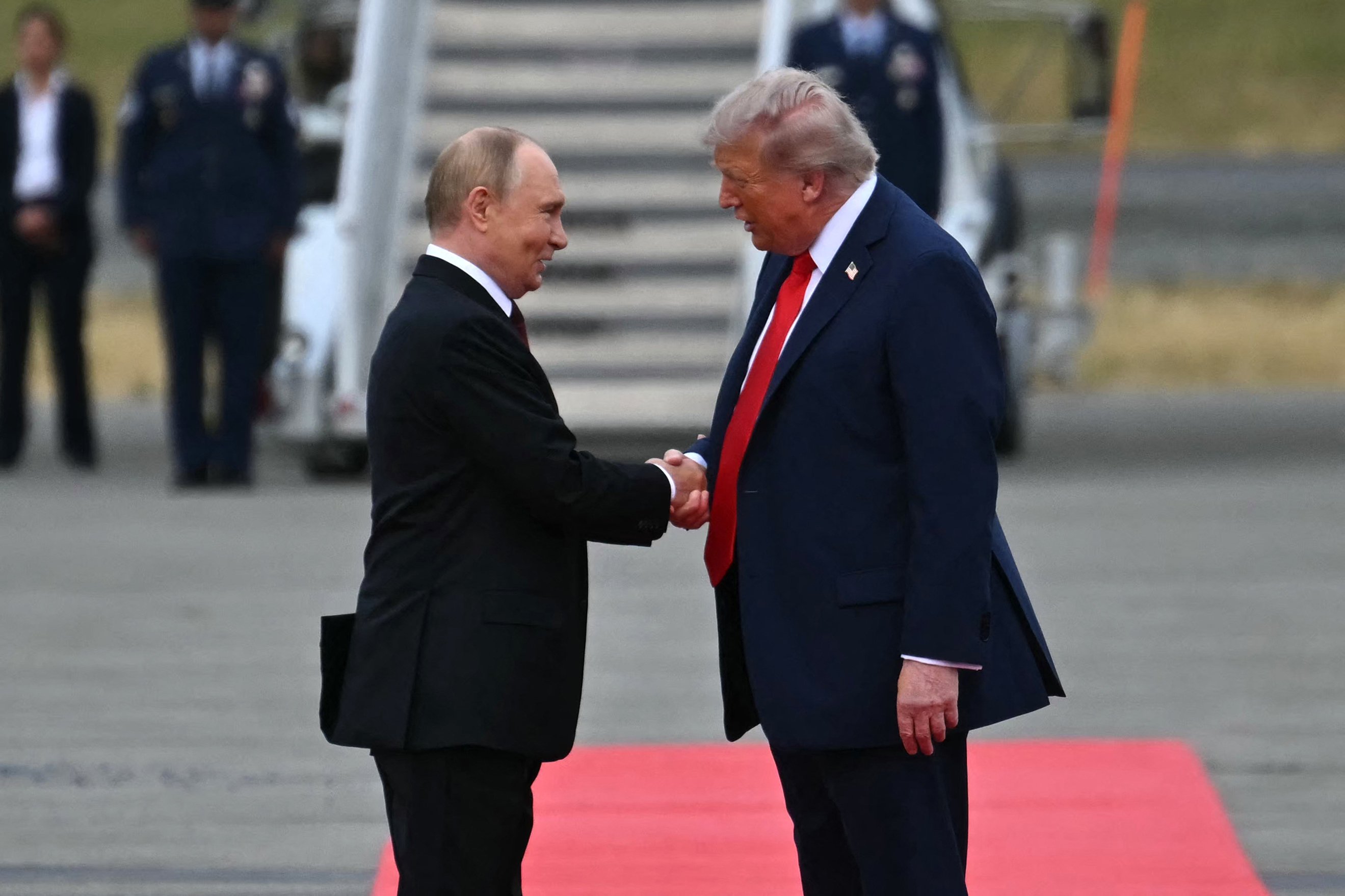 Trump recibe a Putin con alfombra roja en la base militar de Alaska para cumbre bilateral