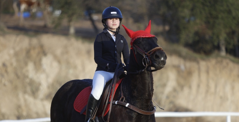 Zapallar: joven atleta de 13 años busca revalidar su título regional de equitación
