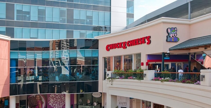 Niña casi pierde su mano por accidente en escalera de mall de Viña del Mar