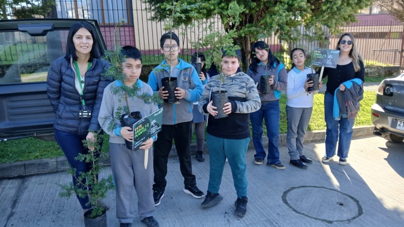 Escolares de Maullín reforestan con especies nativas Escolares de Maullín reforestan con especies nativas