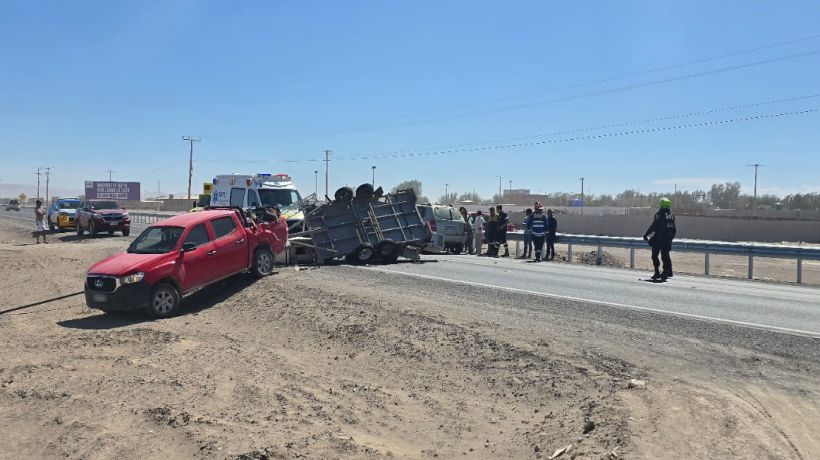 Tres lesionados dejó volcamiento de vehículo en el sur de Pozo Almonte Tres lesionados dejó volcamiento de vehículo en el sur de Pozo Almonte