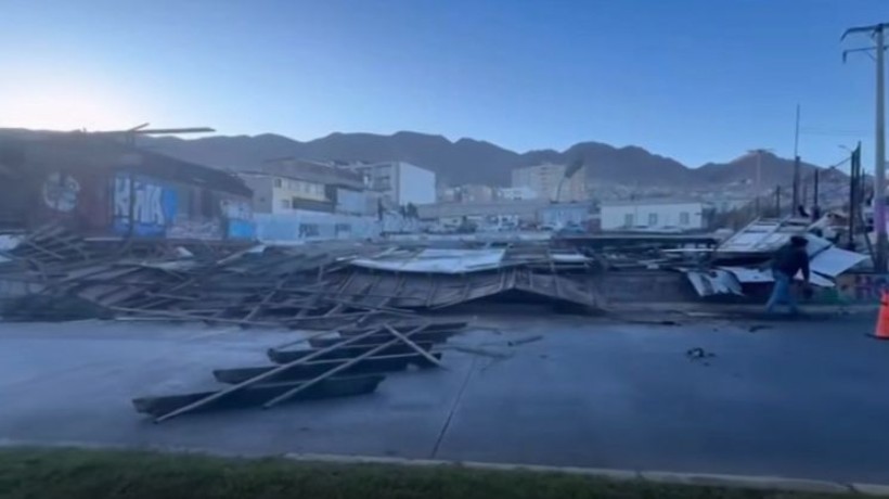 Fachada de vivienda abandonada se desploma en plena Avenida Argentina por fuertes vientos en Antofagasta Fachada de vivienda abandonada se desploma en plena Avenida Argentina por fuertes vientos en Antofagasta