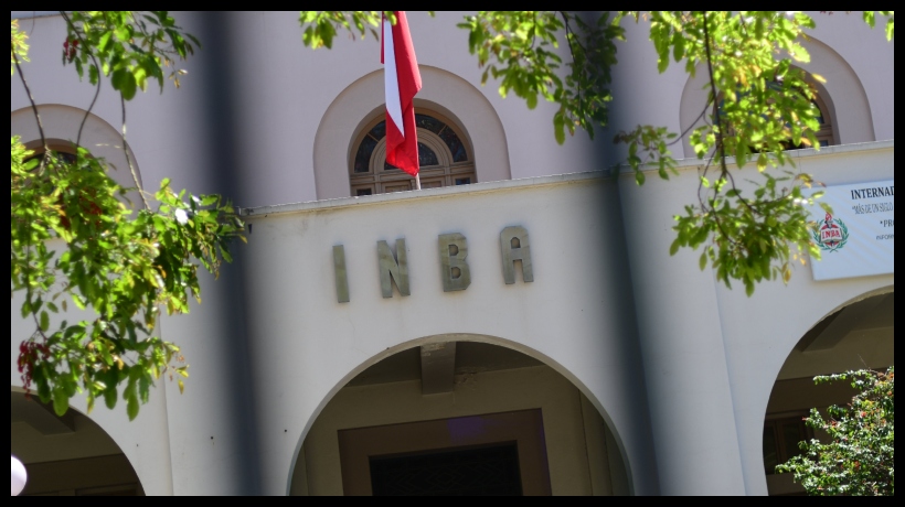 Encapuchados causan desmanes en el INBA: Hay desvíos de tránsito en el sector
