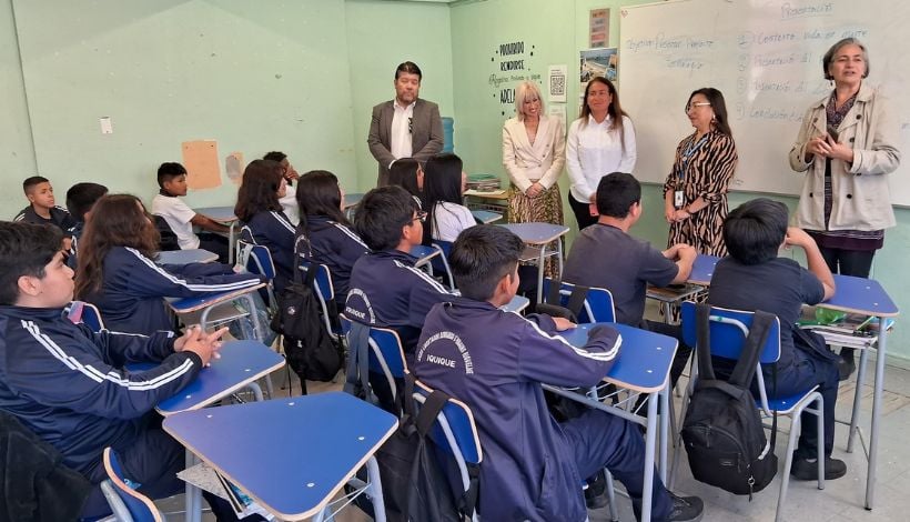 Fundación Collahuasi dona 150 escritorios y sillas a liceos de Iquique y Alto Hospicio