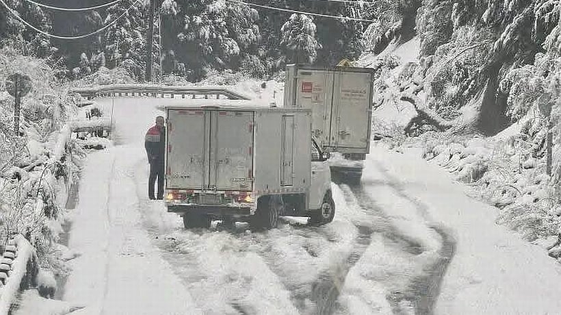 Por acumulación de nieve cerraron el tránsito de camiones en la Cuesta Moraga de Chaitén