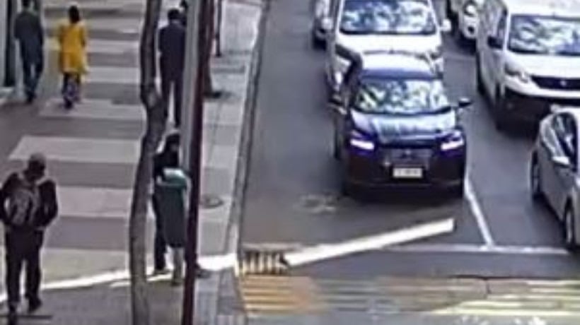 Motochorro roba teléfono fiscal al alcalde de Calama en pleno centro de Santiago