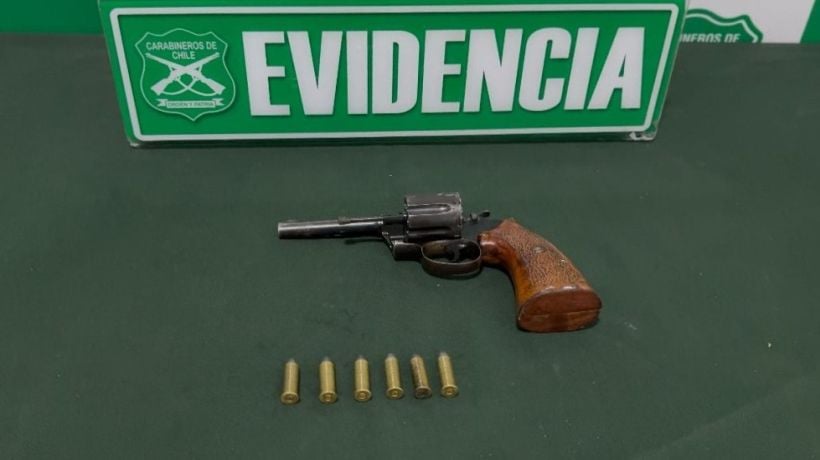 Hombre lanzó arma al interior de colegio en Alto Hospicio para evitar fiscalización