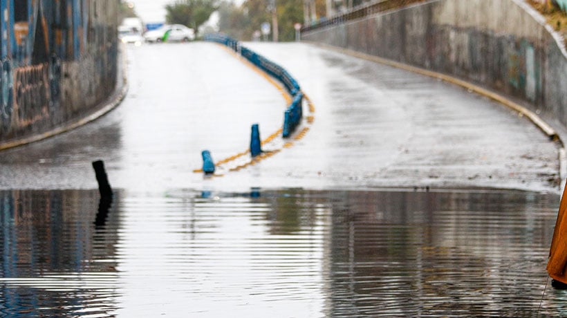 Precipitaciones obligan a cerrar el paso bajo nivel Gómez Carreño en Quilpué