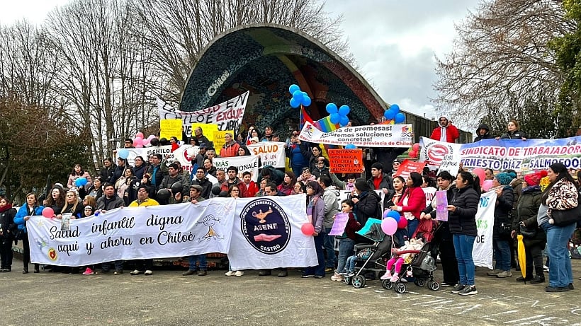 Marcha en Castro exige salud digna y presencia de ministra Aguilera