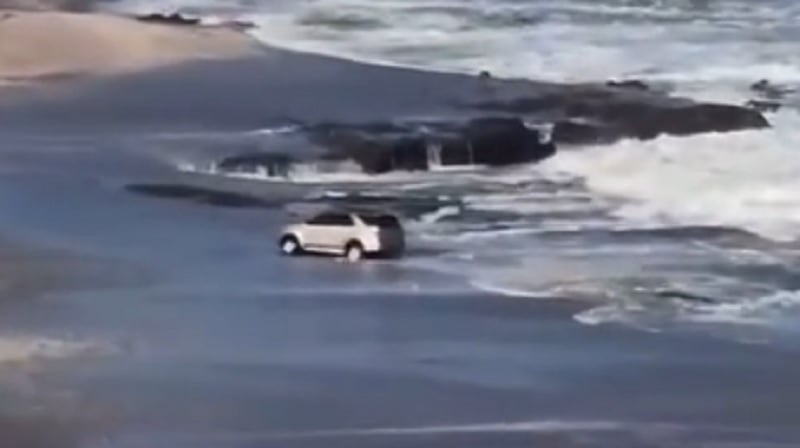 Marejadas: puertos cerrados y automóvil atrapado por oleaje en sector Llacolén de Antofagasta Marejadas: puertos cerrados y automóvil atrapado por oleaje en sector Llacolén de Antofagasta