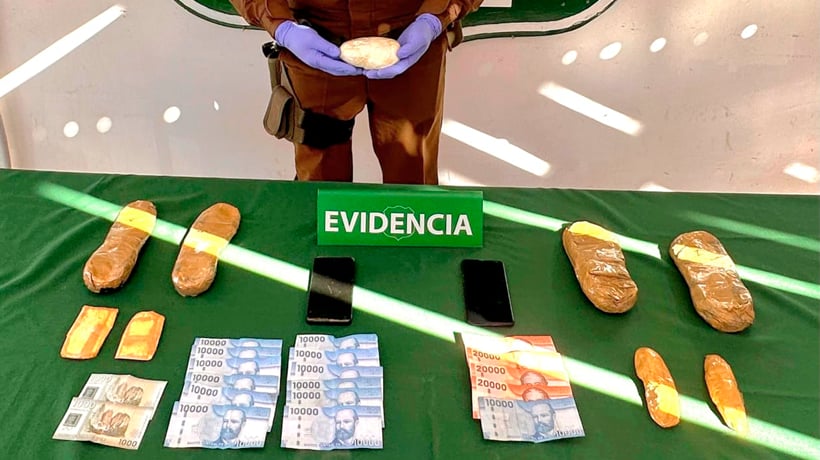 Carabineros detuvo a hombres que transportaban drogas en sus zapatos en la localidad de Huara Carabineros detuvo a hombres que transportaban drogas en sus zapatos en la localidad de Huara