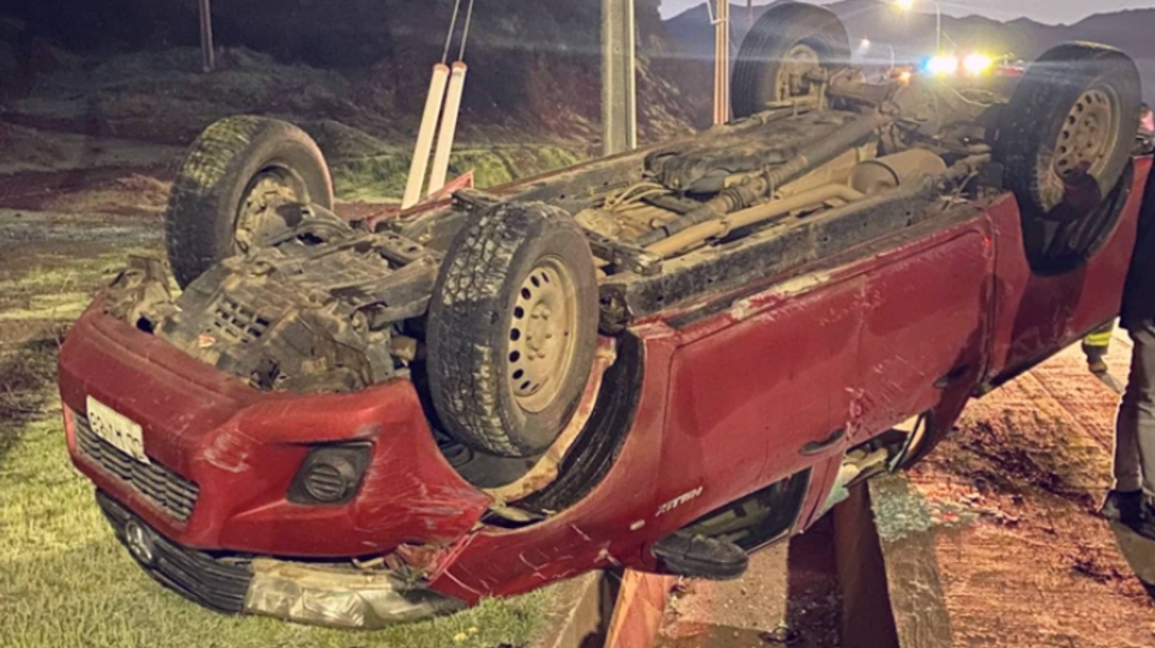 Camioneta pierde el control y vuelca en Los Andes: no hubieron lesionados Camioneta pierde el control y vuelca en Los Andes: no hubieron lesionados