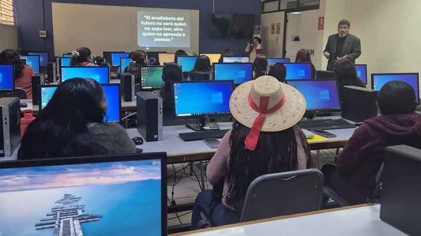 Realizan Escuela de Alfabetización Digital gratuita que empoderará a educadoras indígenas en Tarapacá Realizan Escuela de Alfabetización Digital gratuita que empoderará a educadoras indígenas en Tarapacá