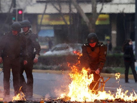Encapuchados protagonizan incidentes en Liceo Lastarria: lanzaron bombas molotov desde el techo Encapuchados protagonizan incidentes en Liceo Lastarria: lanzaron bombas molotov desde el techo