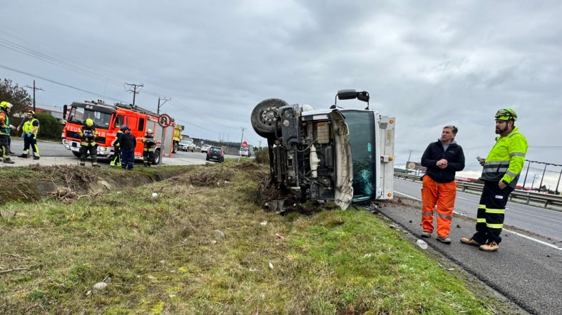 Camión volcó en la Ruta 5 hacia Puerto Montt