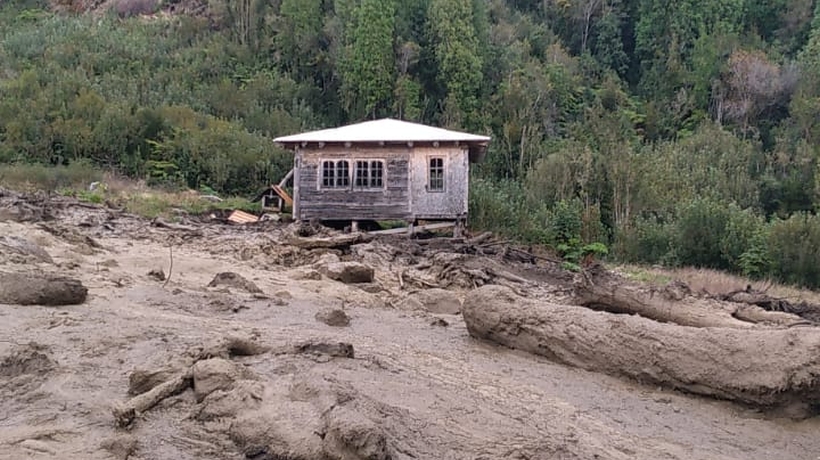 [FOTOS] Derrumbe en Hualaihué interrumpe ruta entre Puelo y Puelche y evacuaron a 40 personas