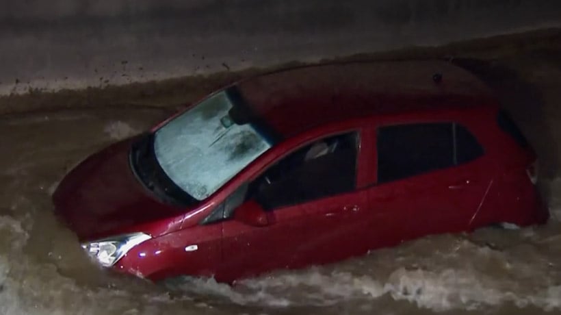 Automóvil cayó al canal San Carlos en La Florida