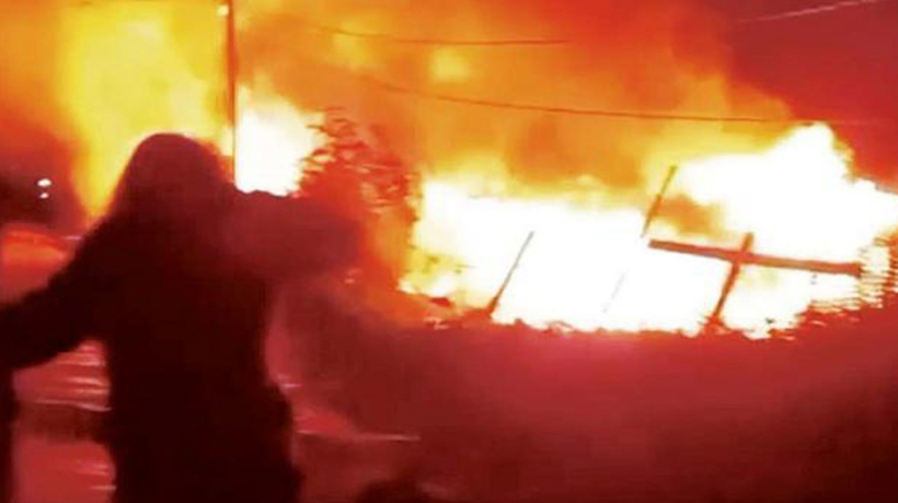 Bomberos denunció agresiones durante combate de incendio en campamento Bomberos denunció agresiones durante combate de incendio en campamento