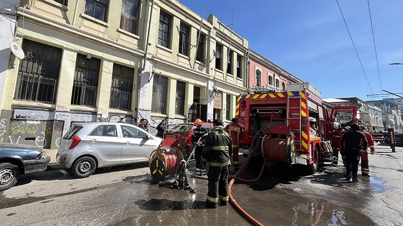 [VIDEO] Barrio Puerto de Valparaíso: tercer piso de estructura fue afectado por incendio