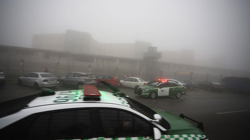 Prisión preventiva para conductor que trasladaba a los tres reos fugados de Valparaíso Prisión preventiva para conductor que trasladaba a los tres reos fugados de Valparaíso