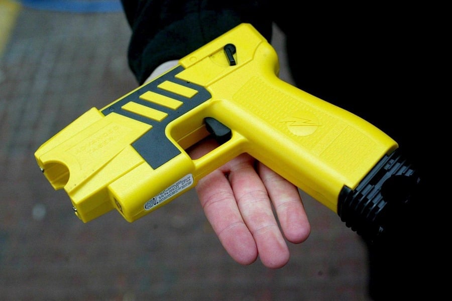 Gobierno autorizó a Carabineros la compra de pistolas tipo taser Gobierno autorizó a Carabineros la compra de pistolas tipo taser