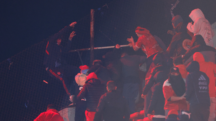 &quot;Quiero volver a Chile para estar con mis tres hijas&quot;: El mensaje del hincha de la U que cayó desde la tribuna de Independiente