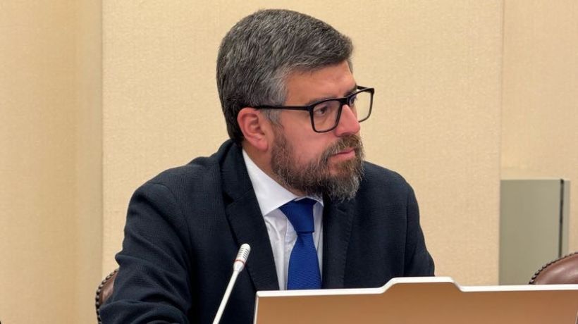 Diputado Araya acusa a constructora de facilitar trámite de títulos de viviendas sociales a personas fuera del país Diputado Araya acusa a constructora de facilitar trámite de títulos de viviendas sociales a personas fuera del país
