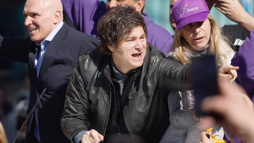 Milei debió ser evacuado de un acto electoral por incidentes con manifestantes opositores Milei debió ser evacuado de un acto electoral por incidentes con manifestantes opositores