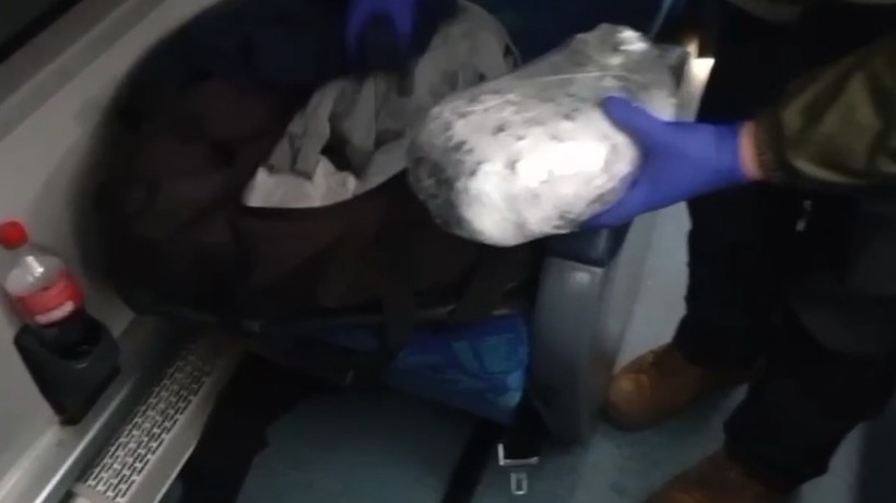 Detienen a pasajero de bus que viajaba con más de 5 mil dosis de drogas en San Nicolás Detienen a pasajero de bus que viajaba con más de 5 mil dosis de drogas en San Nicolás