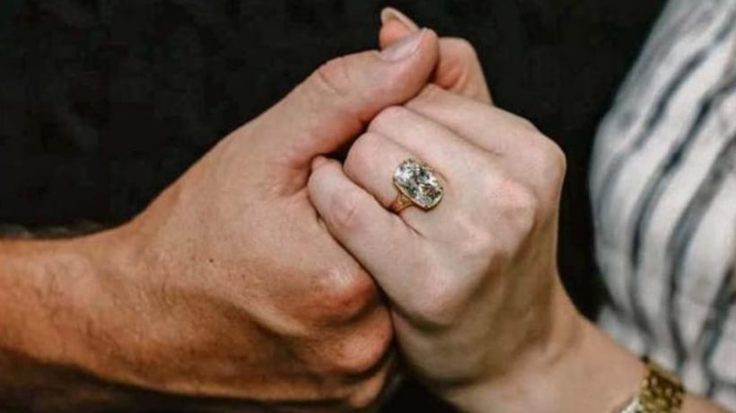 Especialistas diseccionan el anillo de compromiso de Taylor Swift Especialistas diseccionan el anillo de compromiso de Taylor Swift