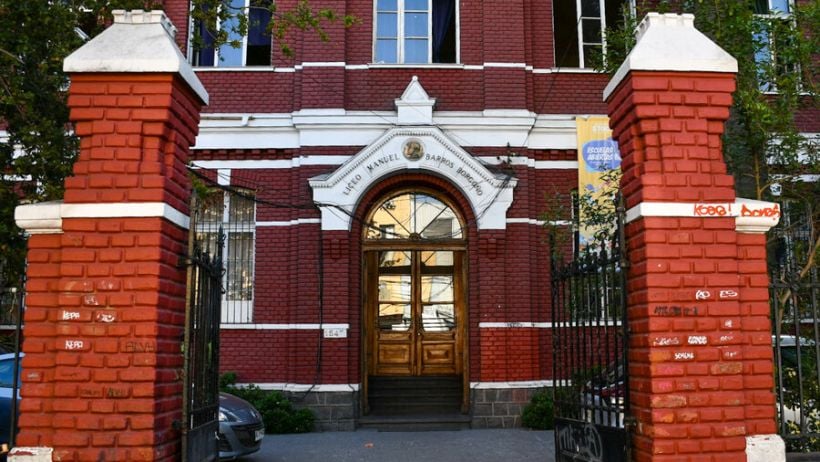 Disturbios y desvíos de tránsito en el sector del Liceo Barros Borgoño Disturbios y desvíos de tránsito en el sector del Liceo Barros Borgoño
