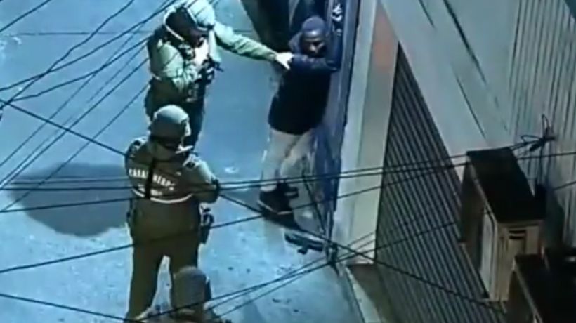 [VIDEO] Detienen a hombre que atemorizaba a vecinos del centro de Iquique con arma de juguete
